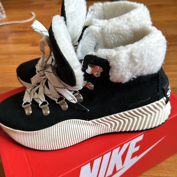 SOREL black and white sneakers with wool insides. - Picture 2 of 4
